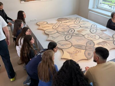 Die Klasse 6b bestaunt ein Mosaikkunstwerk