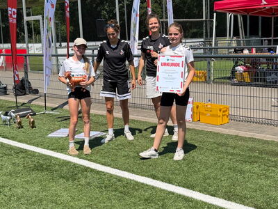 Futbalo-Girls auf dem Rasen mit Urkunde