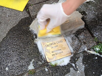 Stolpersteine werden gereinigt