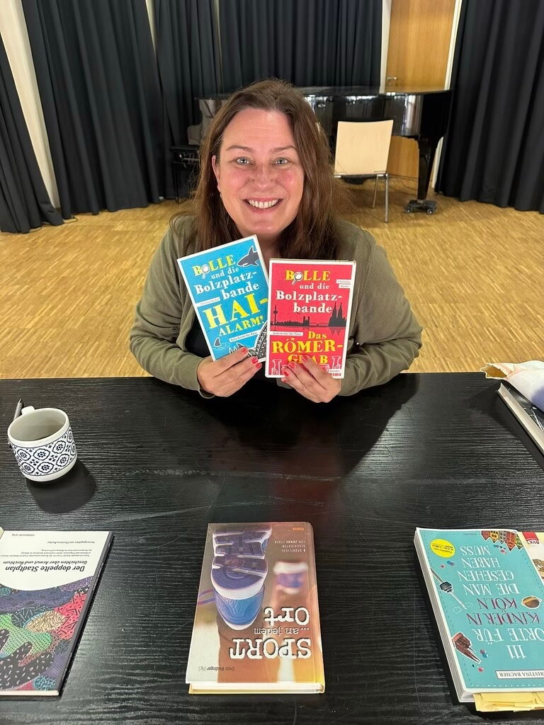 Kinder-Krimi-Autorin Christina Bacher mit Büchern