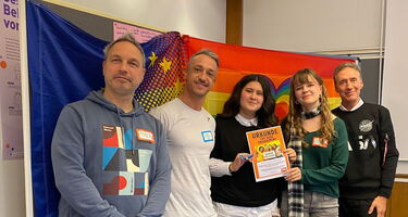 Gruppenfoto Treffen Schule der Vielfalt mit Urkunde
