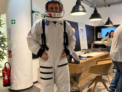 Ein Schüler steckt in einem Astronautenanzug