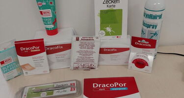 Apothekenprodukte auf einem Tisch ausgebreitet