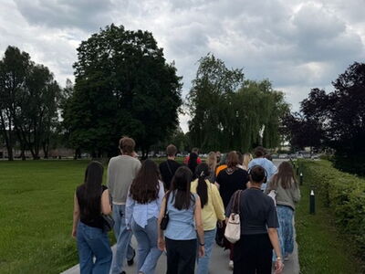 Eine Gruppe von Schülerinnen und Schülern der Otto-Lilienthal-Schule während einer Führung auf dem Gelände der Gedenkstätte.