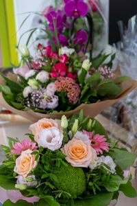 Zwei farbenprächtige Blumensträuße